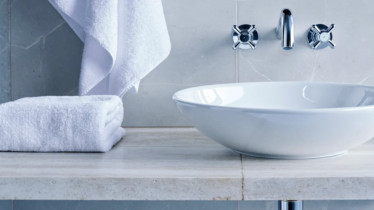 Sauberes Badezimmer-Detail mit weissem Waschbecken und Armatur – Illustration